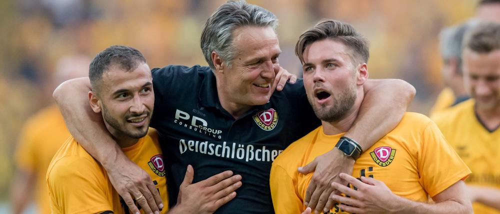 Dresdens Trainer Uwe Neuhaus (M.) gratuliert Akaki Gogia (l.) und Niklas Kreuzer zur Sensation im DFB-Pokal.