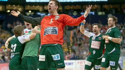 Wie wilde Füchse: Fabian Wiede (vorne) und Mannschaftskollegen feiern den ersten Titelgewinn für die Berliner Handballer. 