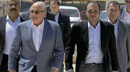 Eins mit-, nun gegeneinander. Fifa-Präsident Joseph Blatter (l.) neben dem bisherigen Vizepräsidenten und jetzigen Gegenkandidaten Prinz Ali bin Al-Hussein aus Jordanien.