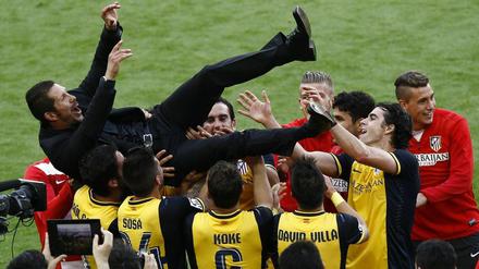Durststrecke beendet: Die Atlético-Spieler feiern mit Trainer Diego Simeone den ersten Meistertitel seit 18 Jahren.