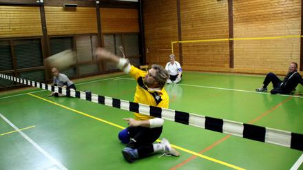 Holger Ludolph spielt seit etwa 30 Jahren Sitzball. Der Breitensport hat ihm nach einem Unfall, bei dem er einen Unterschenkel verloren hatte, geholfen.