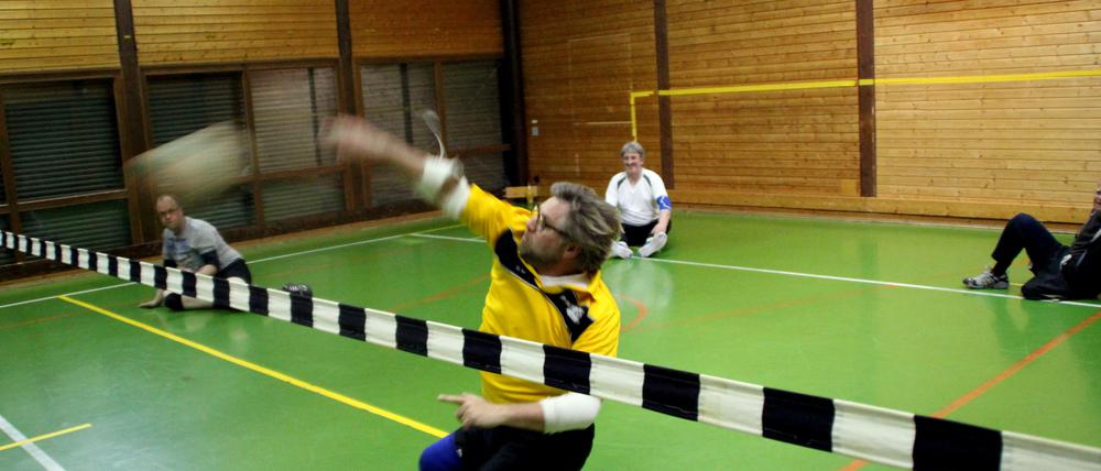 Holger Ludolph spielt seit etwa 30 Jahren Sitzball. Der Breitensport hat ihm nach einem Unfall, bei dem er einen Unterschenkel verloren hatte, geholfen.