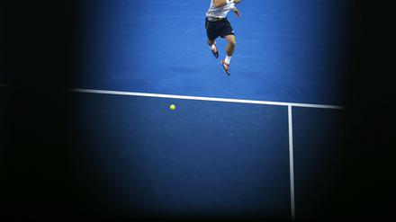 Im Halbdunkel. Wurde bei den Australian Open (auf dem Bild der Spanier David Ferrer in einem Einzel) eine Partie im Mixed-Wettbewerb verschoben?