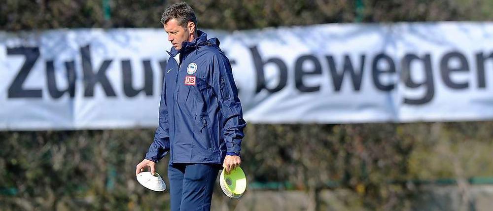 Michael Skibbes Intermezzo auf der Hertha-Bank wird als eines der kürzesten und erfolglosesten in die Bundesligageschichte eingehen. Doch wer soll es jetzt richten?