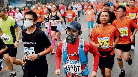 Unerkannt im Ziel: Dem Läufer Gong Chao wurde der Sieg beim Marathon in der ostchinesischen Stadt Yantai von den Veranstaltern zwischenzeitlich aberkannt.