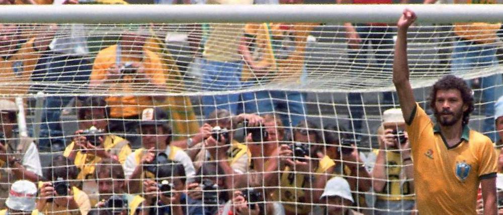 In den Achtziger Jahren war Fußball noch Kunst die Gegenspieler auf dem Platz vor Socrates und den Brasilianern verneigten.