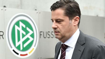 DFL-Geschäftsführer Christian Seifert vor der Zentrale des Deutschen Fußball-Bundes in Frankfurt.