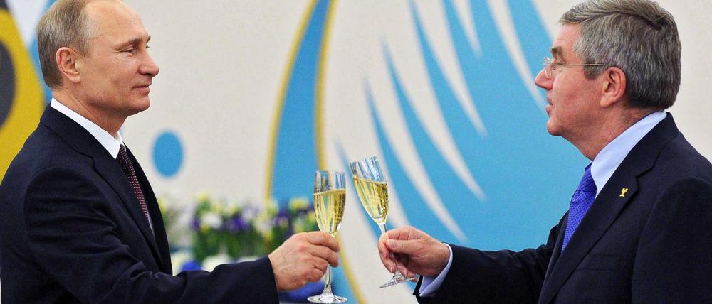 Auf gute Zusammenarbeit. Thomas Bach (rechts mit Russlands Präsdident Putin) hat sich bisher noch nicht ausreichend vom russischen Sportbetrug distanzieren können. 
