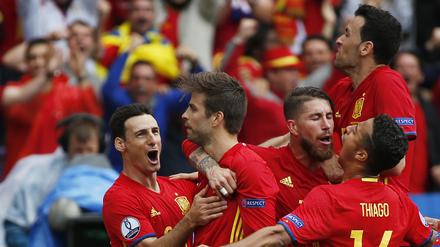 Stoischer Held. Spanien feiert Gerard Piqué (2.v.l.).