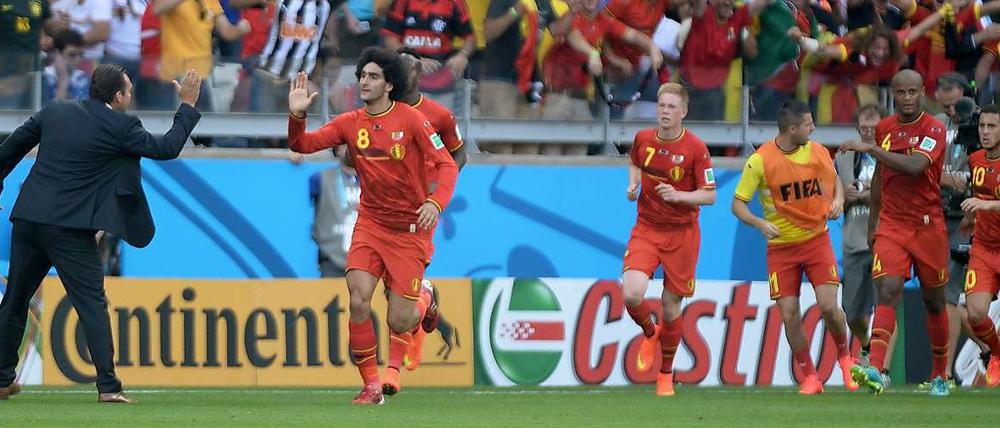Abklatschen. Marouane Fellaini erzielt das 1:1 für Belgien - und danach dreht sein Team endlich auf.
