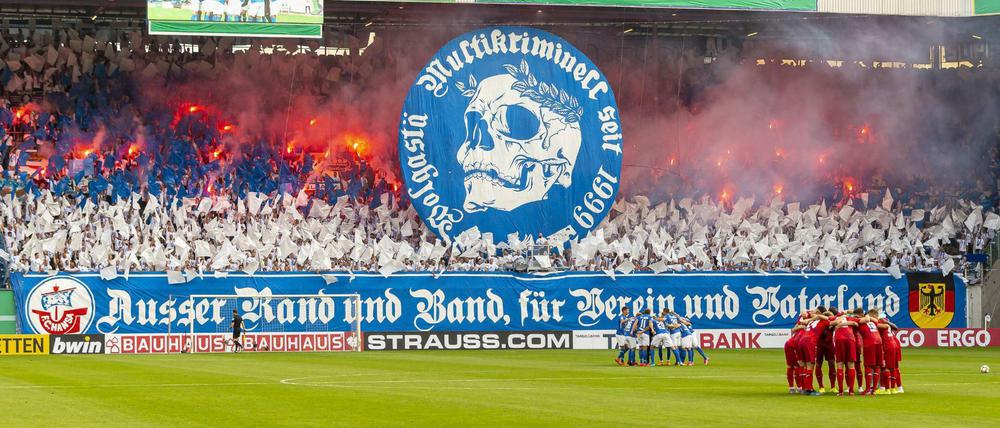 Vor dem Anpfiff. Rostocker Fans verbrennen Pyro und zeigen ein Banner mit Frakturschrift. Dazu lief Musik der "Böhsen Onkelz".