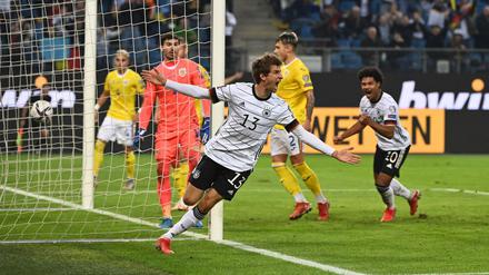 Thomas Müller war beim leidenschaftlich erschufteten 2:1 (0:1) der Fußball-Nationalmannschaft gegen Rumänien der gefeierte Matchwinner.