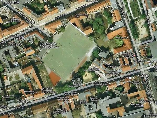 Städtebauliches Filetstück, Heimstätte des BW Berolina Mitte: Googlemaps-Aufnahme des Platzes mitten in einem Wohnblock an der kleinen Hamburger Straße.