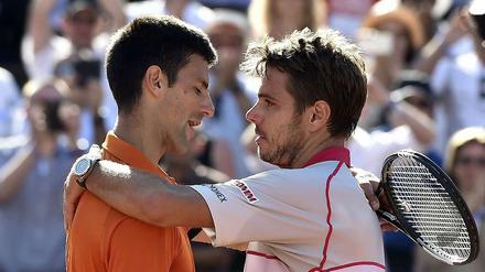 Da bleibt nur noch die Gratulation. Novak Djokovic zeigt sich als fairer Verlierer im Finale gegen Stanislas Wawrinka.