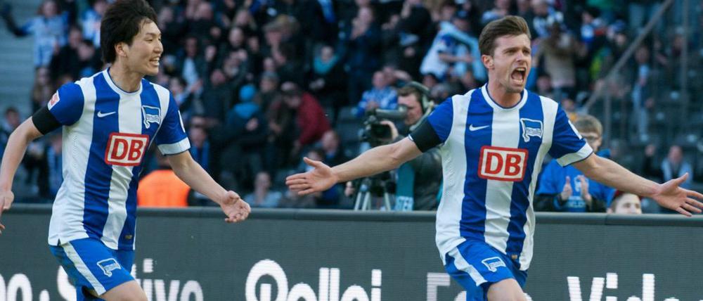 Premierentor: Herthas Valentin Stocker (r.) bejubelt seinen ersten Bundesliga-Treffer.