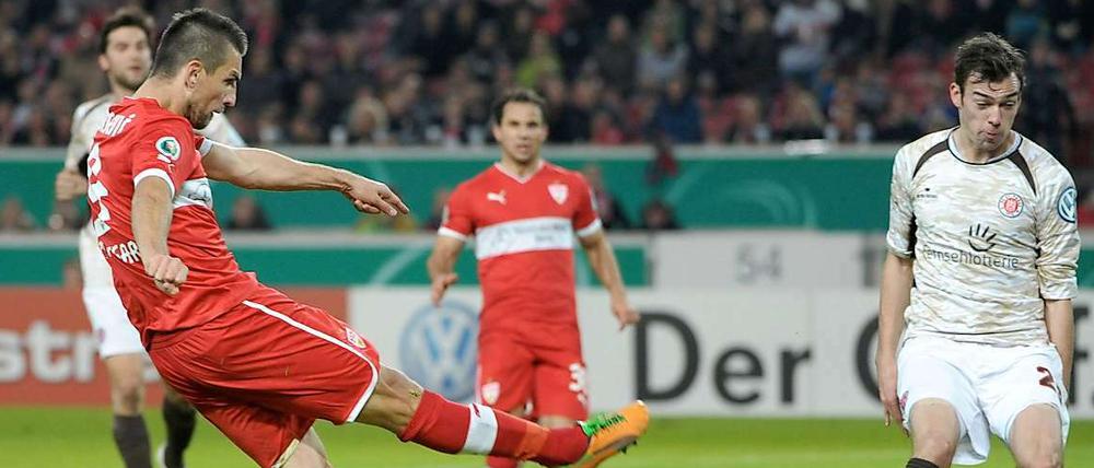 Rein ins Glück. Stuttgarts Ibisevic trifft, am Ende gewinnen die Schwaben 3:0 gegen den FC St. Pauli.