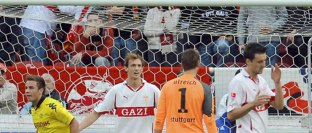 Dortmunds Mario Götze jubelt über seinen Treffer zum 3:0. Bei Georg Niedermeier (2. v. l.), Torhüter Sven Ulreich und Ciprian Marica herrscht nur Fassunglosigkeit