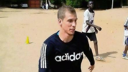 Jenseits von Neukölln. Dennis France trainiert mit Jugendlichen im Sudan.