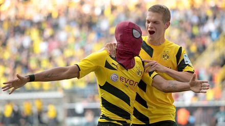 Borussia Dortmunds Aubameyang feiert sein Tor zum 2:0 mit einer Spiderman-Maske über dem Gesicht.