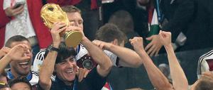 Joachim Löw nach dem wichtigsten Triumph seiner Laufbahn - dem Gewinn des Fußball-WM-Pokals 2014 in Brasilien.