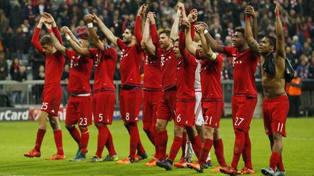 Hand in Hand. Die Profis des FC Bayern München sind auf der Suche nach ebenbürtigen Gegnern.