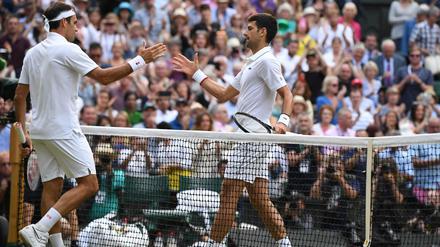 Der gegenseitige Respekt ist groß. Federer (l.) und Djokovic gratulieren sich zu einem außergewöhnlichen Wimbledon-Finale.