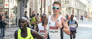  Philipp Pflieger (r.) will mit drei seiner Kollegen am Sonntag die Weltrekord-Zeit von Eliud Kipchoge unterbieten.