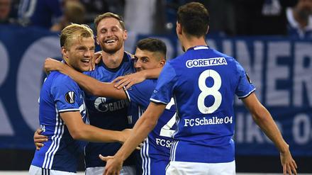 Schalke kann sich doch noch freuen. Der Mannschaft um Kapitän Benedikt Höwedes (2. von links) gelang ein überzeugender Sieg.