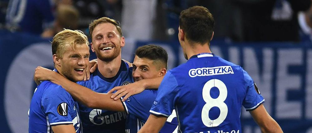 Schalke kann sich doch noch freuen. Der Mannschaft um Kapitän Benedikt Höwedes (2. von links) gelang ein überzeugender Sieg.