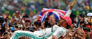 V wie victory. Silverstone-Sieger Lewis Hamilton genießt das Bad in der Menge.
