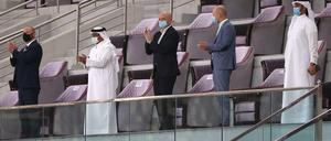 Zu Besuch bei Freunden. Fifa-Präsident Gianni Infantino (Mitte) im Stadion von Doha.