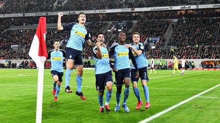 Obenauf. Die Gladbacher freuen sich über den Derbysieg bei Fortuna Düsseldorf.