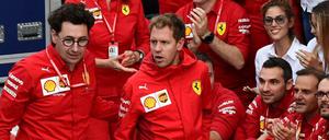 Es gibt Redebedarf. Ferraris Teamchef Mattia Binotto (l.) und Sebastian Vettel.