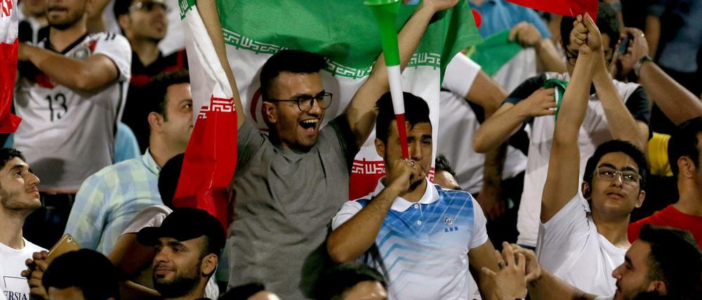 Weit und breit nur Männer: Die iranischen Fußballfans.