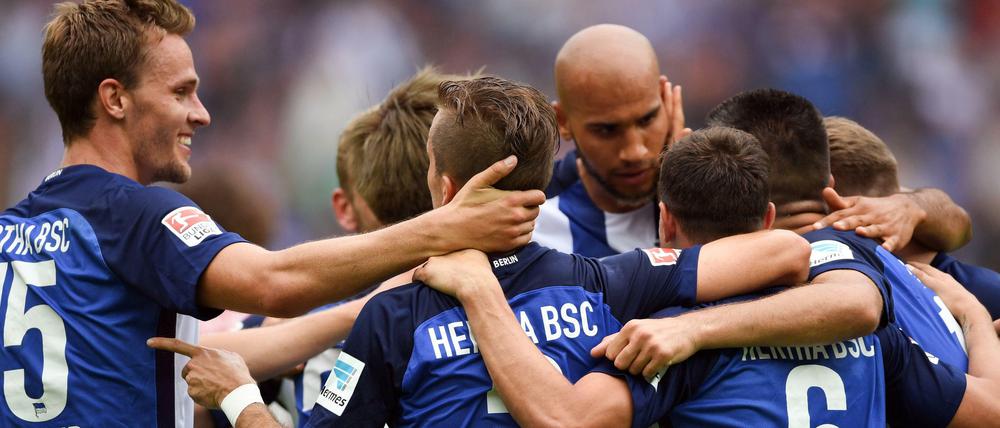 Läuft doch. Herthas Spieler bejubeln ihren ersten Saisonsieg in der Bundesliga. 