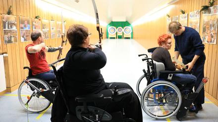Beim Rundgang im Unfallkrankenhaus Berlin besuchte das Team der Nachwuchsreporter der "Paralympics Zeitung PyeongChang 2018" auch die Bogenschützen im Reha-Zentrum des Unfallkrankenhauses Berlin in Marzahn.