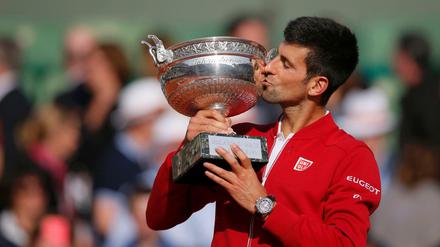 Lange verschmähte Liebe. Novak Djokovic kann zum ersten Mal den Pokal der French Open küssen.