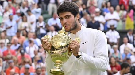 Ein Küsschen für den Wimbledon-Pokal. Carlos Alcaraz ist mit 20 Jahren schon der beste Tennisspieler der Welt.