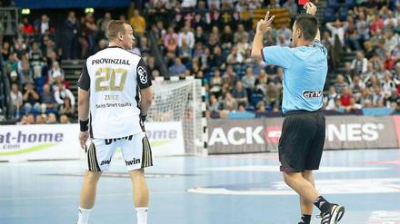 Im Spiel einflussreich, danach die kleinste Nummer: Handball-Schiedsrichter.