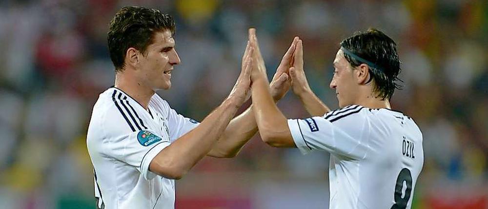 Spielmacher Mesut Özil (r.) gratuliert Torschütze Mario Gomez (l.) zu seinem wichtigen Treffer zum 1:0 gegen Portugal.