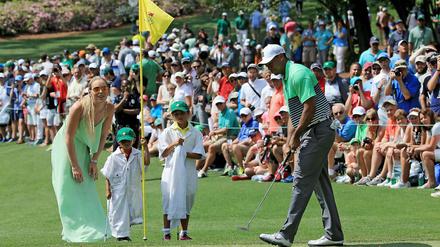 Unter ständiger Beobachtung. Tiger Woods mit Freundin Lindsey Vonn und seinen Kindern Charlie und Sam beim öffentlichen Training in Augusta.
