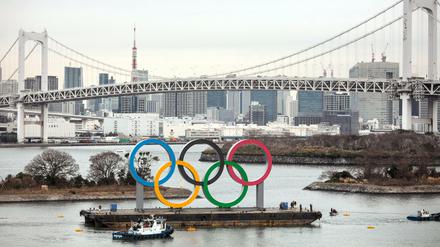 Japans Regierung hält an den Olympischen Spielen fest und dementiert Berichte über eine Absage.
