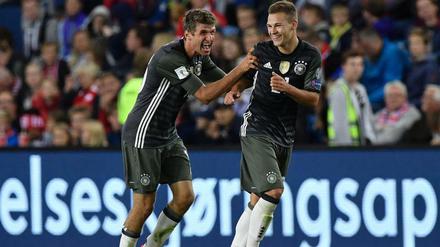 Kaum zu glauben, die Bayern (Müller und Kimmich) treffen auch in der WM-Qualifikation.