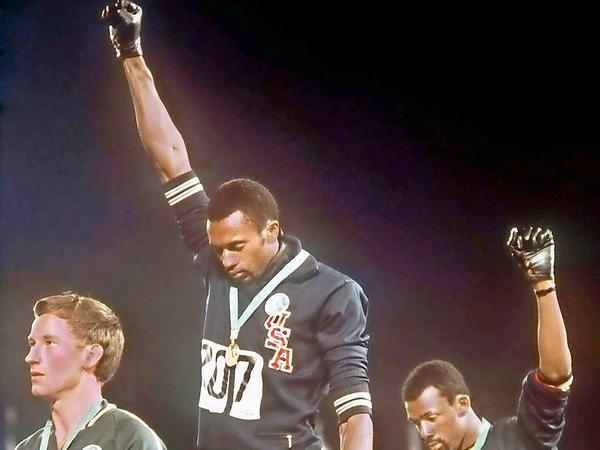 Olympische Spiele 1968: Bei der Siegerehrung für den 200m-Lauf der Männer demonstrierten Tommie Smith und John Carlos mit hoch gestreckten Fäusten für die Black-Power-Bewegung. 