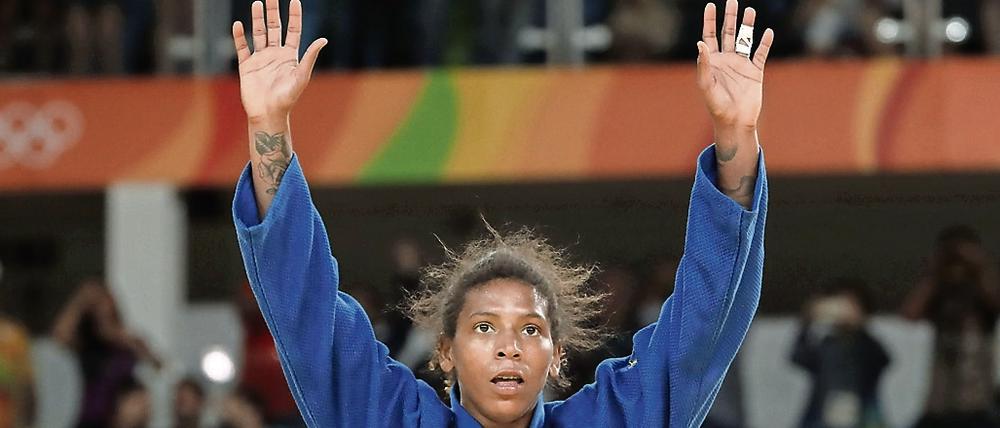 Rafaela Silva feiert ihren Olympiasieg im Judo.