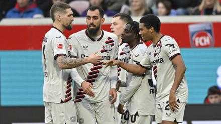 Die Leverkusener Profis freuen sich über das 2:0 gegen Amine Adli.
