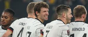 Tor ist Tor. Und deshalb kann sich Thomas Müller (Mitte) auch über sein 8:0 gegen Liechtenstein ausgelassen freuen.