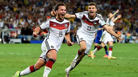 Drin! Mario Götze schießt das Tor zum WM-Titel.