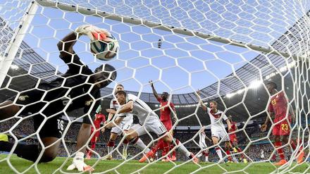 Deutschlands Miroslav Klose (l), Bastian Schweinsteiger und Thomas Müller (r) jubeln nach dem Klose-Treffer zum 2:2-Ausgleich im WM-Spiel der Gruppe G Deutschland gegen Ghana.