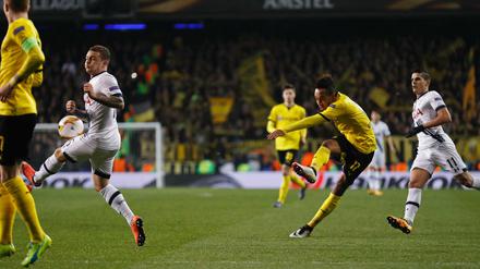 Pierre-Emerick trifft zum 1:0 für den BVB bei Tottenham Hotspur.